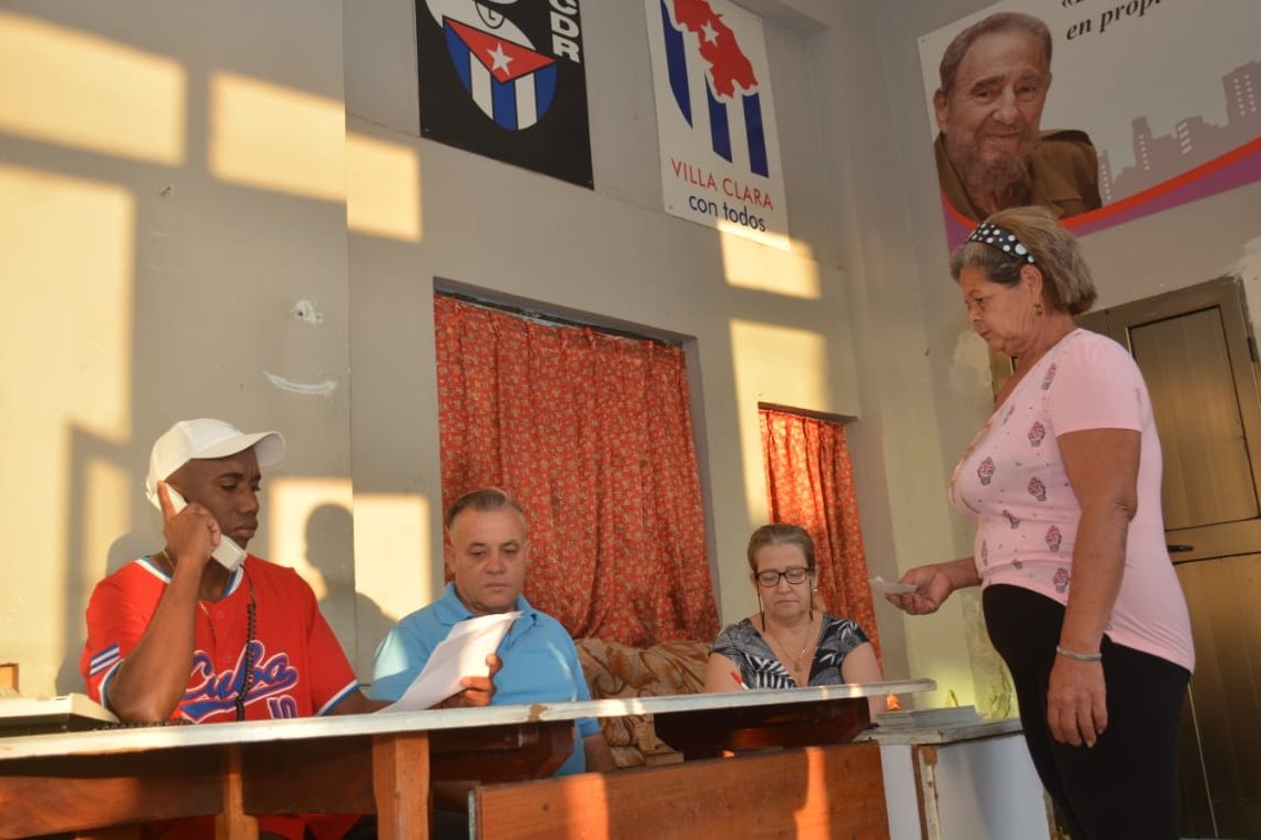 Las autoridades electorales del colegio situado en los CDR Provincial, de la ciudad de Santa Clara, estuvieron desde las 7:00 de la mañana poniendo a punto todo lo relacionado con las votaciones de domingo 26 de marzo. (Fotos: Ramón Barreras Valdés)