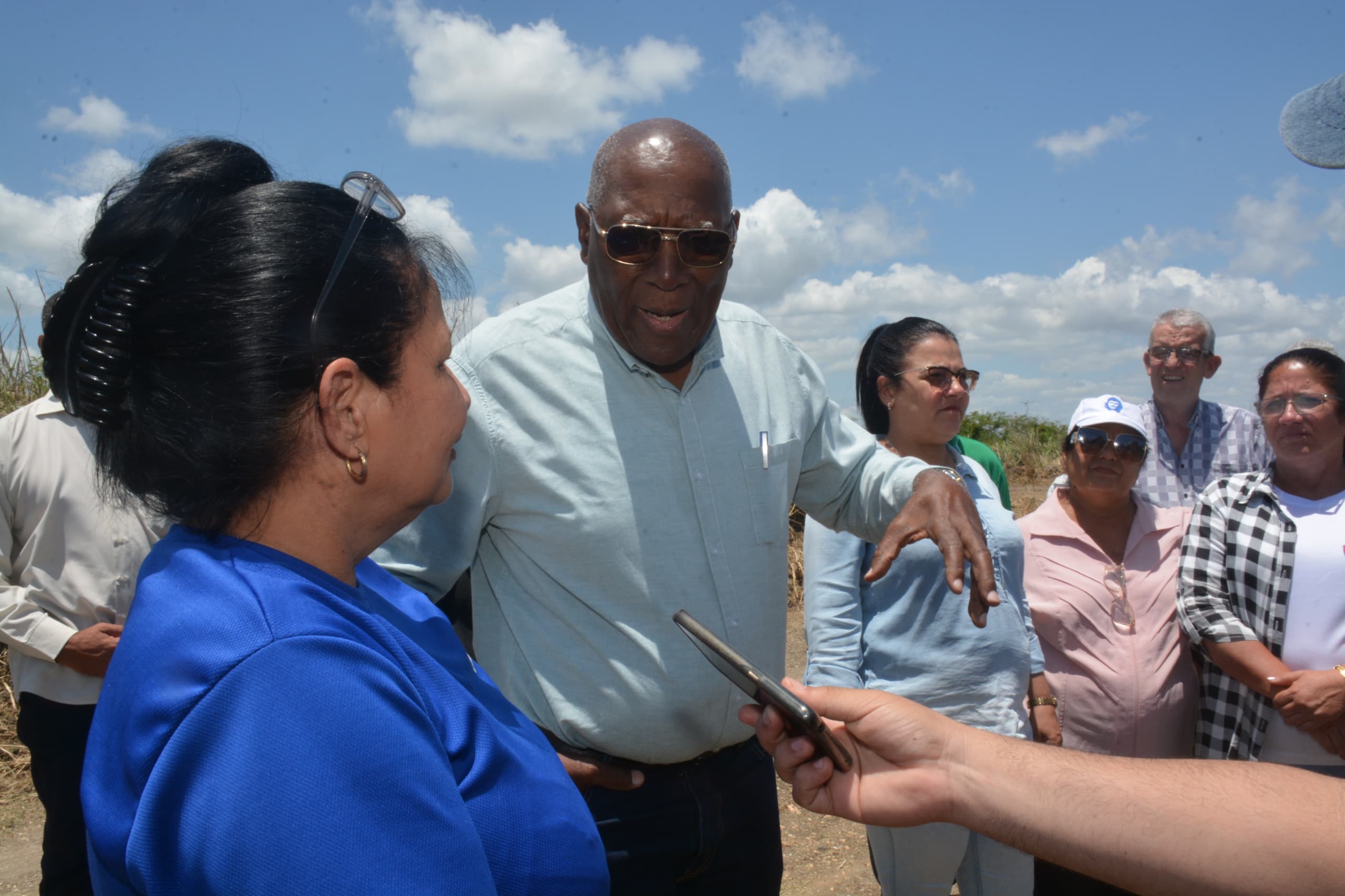 Vicepresidente cubano, Salvador Valdés Mesa, dialoga con Yanelis Saborido Pérez, directora de la Empresa Agroindustrial de Granos Emilio Córdova.