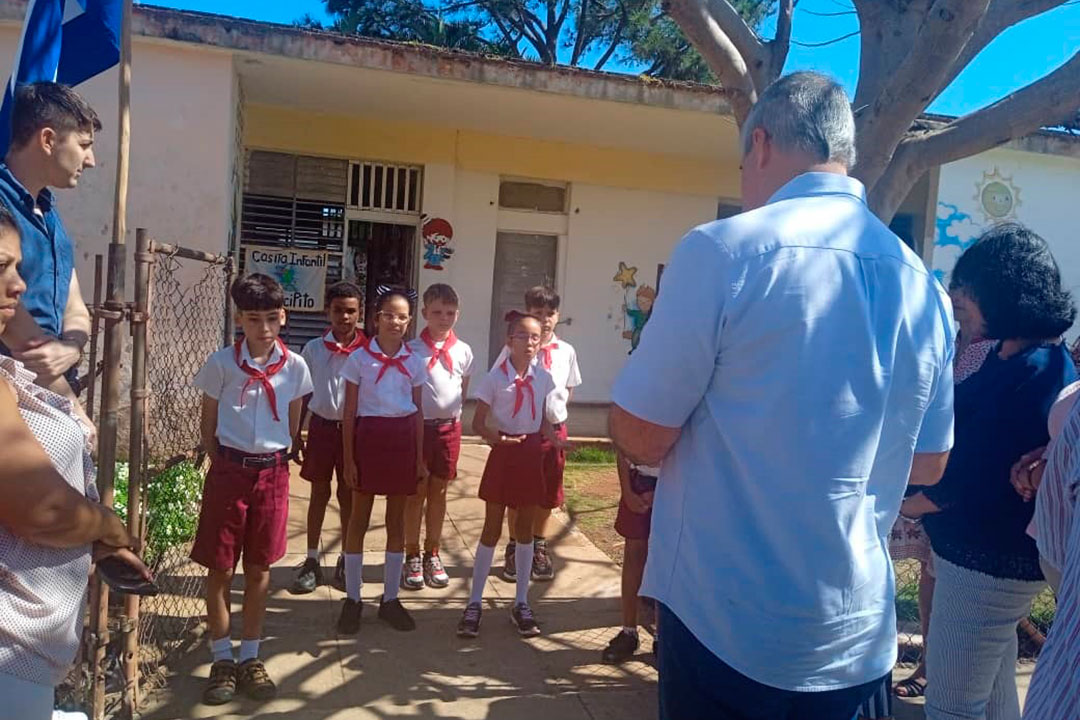 Visita de vice primer ministro a escuela primaria Alejandro Ríos, de Remedios.