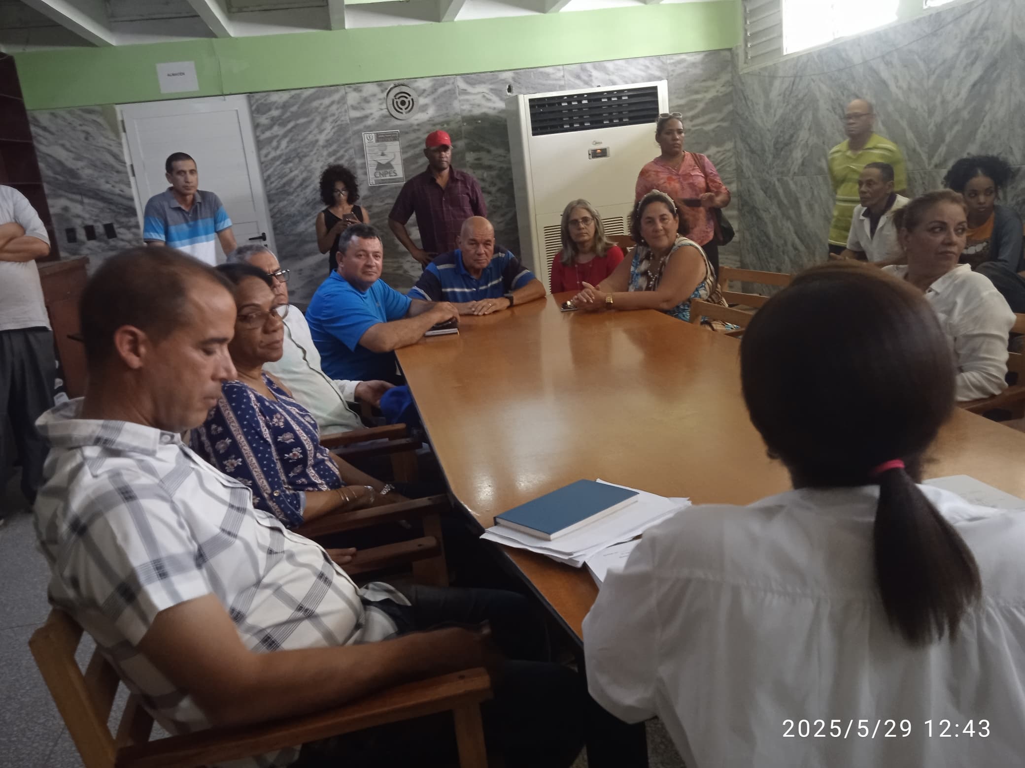 Encuentro de Inés María Chapman con la dirección del hospital 9 de Abril, de Sagua la Grande.