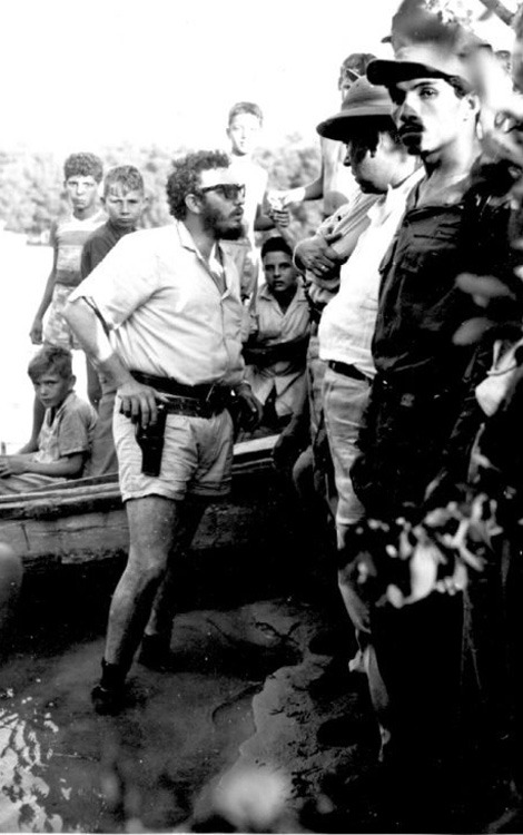 Fidel conversa con pobladores de Caletón en la Ciénaga de Zapata, 23 de marzo de 1959. (Foto: Fidel, soldado de las ideas Fidel conversa con pobladores de Caletón en la Ciénaga de Zapata, 23 de marzo de 1959. (Foto: Fidel, soldado de las ideas