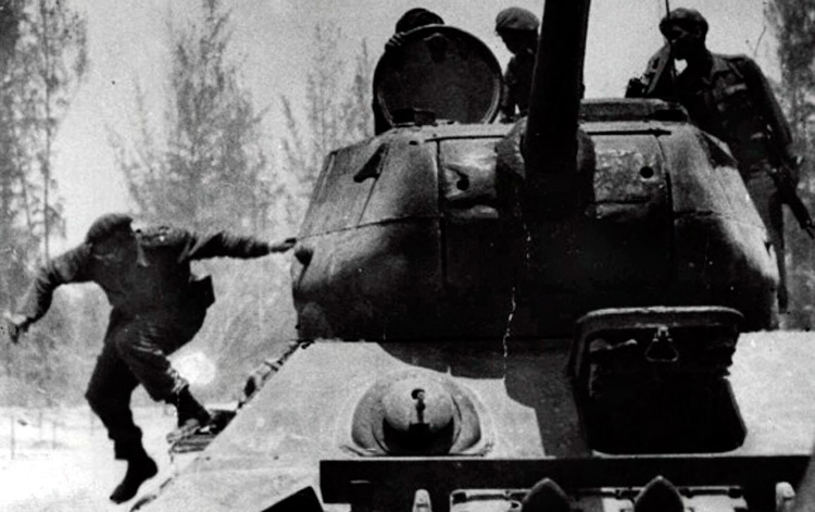Fotografía de Fidel saltando de un tanque T34 el 19 de abril de 1961, alrededor de las seis de la tarde, captada por Tirso Martínez (1915-1990), es el símbolo del triunfo de Fidel y el pueblo cubano en la primera gran batalla librada contra el imperialismo en América. Fotografía de Fidel saltando de un tanque T34 el 19 de abril de 1961, alrededor de las seis de la tarde, captada por Tirso Martínez (1915-1990), es el símbolo del triunfo de Fidel y el pueblo cubano en la primera gran batalla librada contra el imperialismo en América.