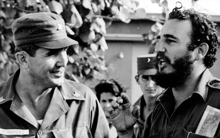 . Fidel Castro y José Ramón Fernández, entonces director de la Escuela de Responsables de Milicias, el 25 de noviembre de 1960. (Foto y pie: Periódico Escambray) . Fidel Castro y José Ramón Fernández, entonces director de la Escuela de Responsables de Milicias, el 25 de noviembre de 1960. (Foto y pie: Periódico Escambray)