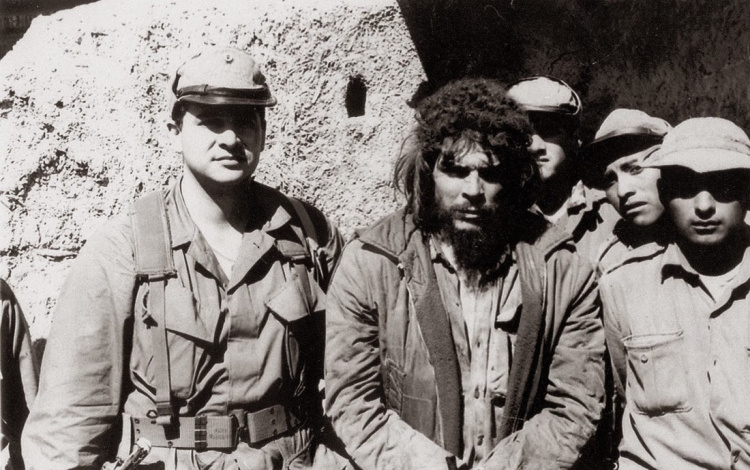 El Che apresado por el ejército el 8 de octubre; al día siguiente fue vilmente asesinado. (Foto: Tomada de internet) El Che apresado por el ejército el 8 de octubre; al día siguiente fue vilmente asesinado. (Foto: Tomada de internet)