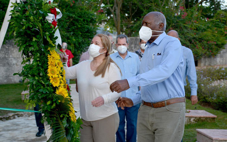 Vicepresidente cubano, Salvador Valdés Mesa, junto a Yudí Rodríguez Hernández, primera secretaria del Partido en Villa Clara, rinden tributo a los compañeros de lucha del Che Guevara en el Mausoleo Frente de Las Villas. Vicepresidente cubano, Salvador Valdés Mesa, junto a Yudí Rodríguez Hernández, primera secretaria del Partido en Villa Clara, rinden tributo a los compañeros de lucha del Che Guevara en el Mausoleo Frente de Las Villas.