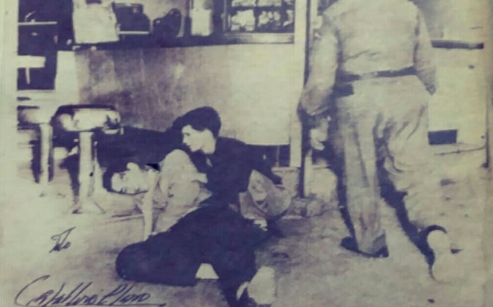 A pocos metros de donde cayó herido José Antonio, Fulgencio Oroz ayuda a Fructuoso Rodríguez, quien fue derribado por los golpes de la Policía en la calle San Lázaro casi esquina a Infanta. (Foto: Tomado de revista Bohemia) A pocos metros de donde cayó herido José Antonio, Fulgencio Oroz ayuda a Fructuoso Rodríguez, quien fue derribado por los golpes de la Policía en la calle San Lázaro casi esquina a Infanta. (Foto: Tomado de revista Bohemia)