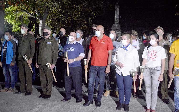 Máxima dirección del Partido y el Gobierno en la provincia de Villa Clara, durante la Marcha de las Antorchas en homenaje a José Martí. Máxima dirección del Partido y el Gobierno en la provincia de Villa Clara, durante la Marcha de las Antorchas en homenaje a José Martí.