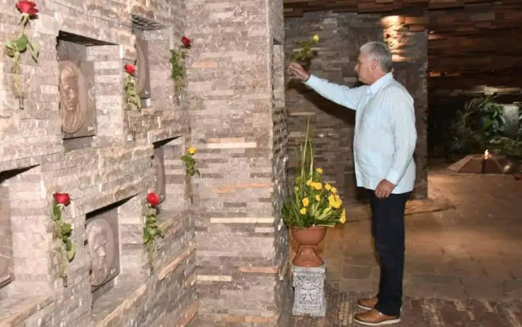 Presidente de Cuba, Miguel Díaz-Canel, realiza el cambio de flores en el nicho que guarda los restos de Ernesto Che Guevara.