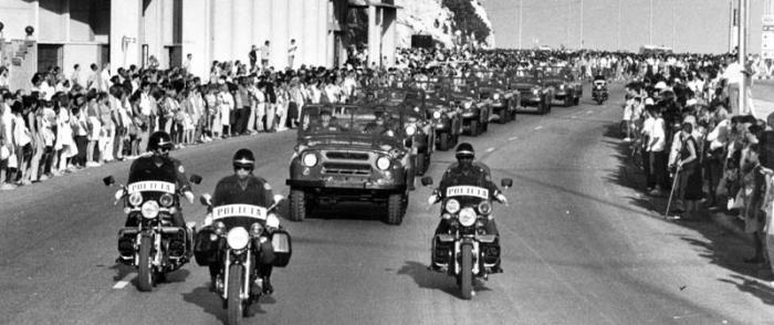 Caravana de armones que trasladaron de La Habana a Santa Clara los osarios con los restos del Che y los de seis compañeros de la guerrilla en Bolivia.