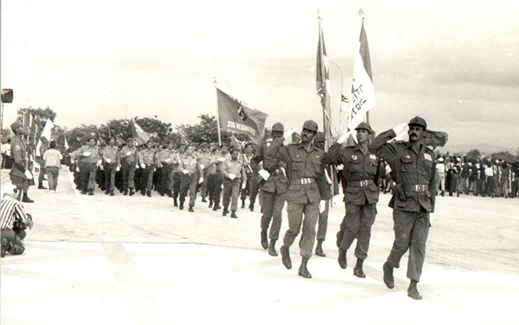 Ceremonia militar en el acto de inhumación de los restos del Che y los de seis de sus compañeros de la guerrilla en Bolivia.