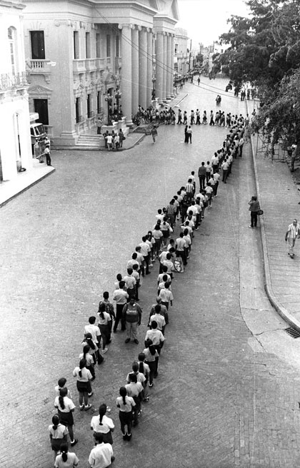 Larga fila de villaclareños para rendir tributo al Che en octubre de 1997.