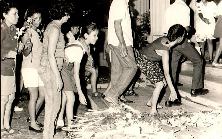 Pueblo de Santa Clara coloca flores en homenaje al Che y sus compañeros, en octubre de 1997.