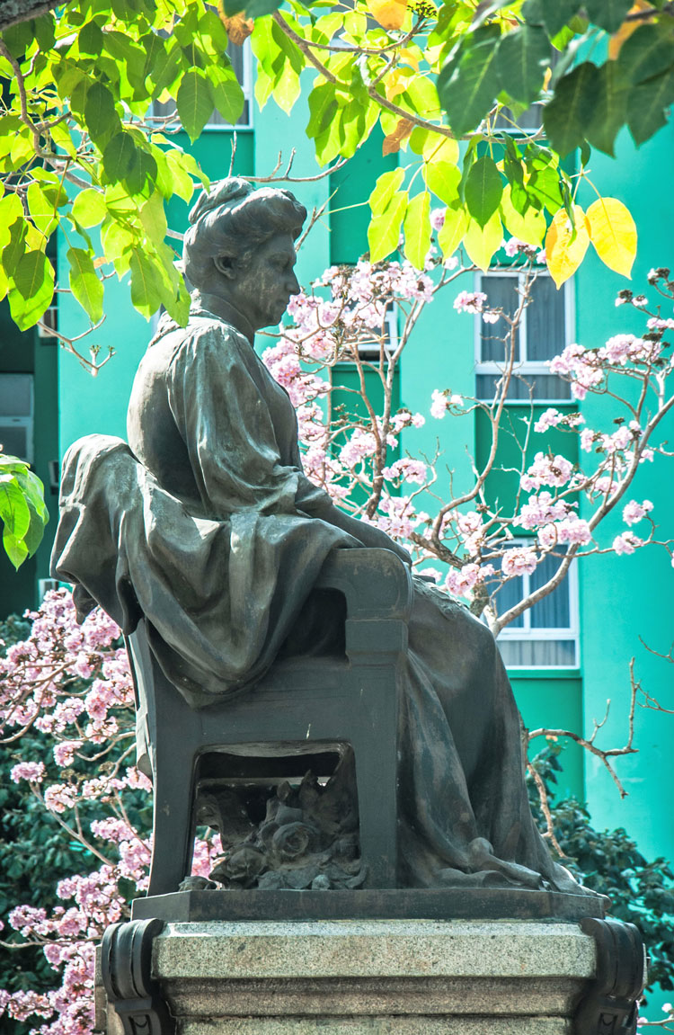 Estatua de Marta Abreu en el Parque Vidal de Santa Clara. Estatua de Marta Abreu en el Parque Vidal de Santa Clara.