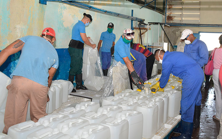 En la UEB Elpidio Sosa, dedicada a la química ligera, se envasan diariamente unos 40 mil litros de lejía, en cuya tarea participan colectivos laborales de distintos sectores, incorporados al trabajo voluntario los fines de semana. (Fotos: Ramón Barreras Valdés) En la UEB Elpidio Sosa, dedicada a la química ligera, se envasan diariamente unos 40 mil litros de lejía, en cuya tarea participan colectivos laborales de distintos sectores, incorporados al trabajo voluntario los fines de semana. (Fotos: Ramón Barreras Valdés)
