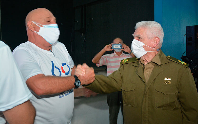 El Comandante de la Revolución Ramiro Valdés Menéndez felicita a trabajadores destacados del Grupo Empresarial de Reciclaje. El Comandante de la Revolución Ramiro Valdés Menéndez felicita a trabajadores destacados del Grupo Empresarial de Reciclaje.