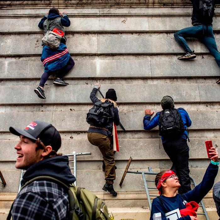 Partidarios de Donald Trump irrumpen violentamente en el Capitolio. Partidarios de Donald Trump irrumpen violentamente en el Capitolio.