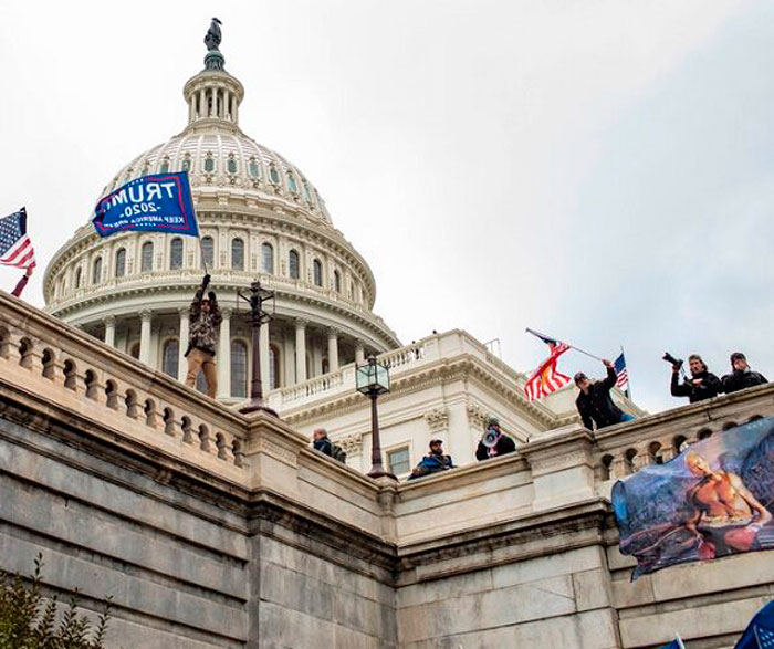 Manifestantes partidarios de Trump en muros del Capitolio. Manifestantes partidarios de Trump en muros del Capitolio.