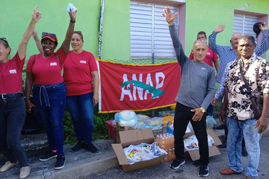 Integrantes de formas productivas entregan sus donaciones.