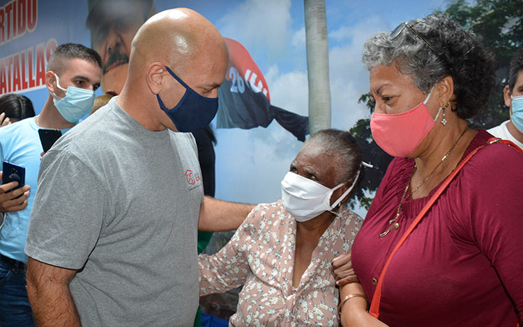 Gerardo Hernández Nordelo, coordinador nacional de los CDR, intercambia con Elisa Guardo Fraga, cederista destacada de Santa Clara. Gerardo Hernández Nordelo, coordinador nacional de los CDR, intercambia con Elisa Guardo Fraga, cederista destacada de Santa Clara.