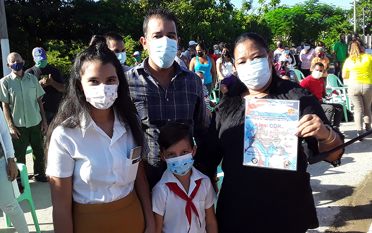 Pioneros de Santo Domingo rinden homenaje a los CDR. Pioneros de Santo Domingo rinden homenaje a los CDR.
