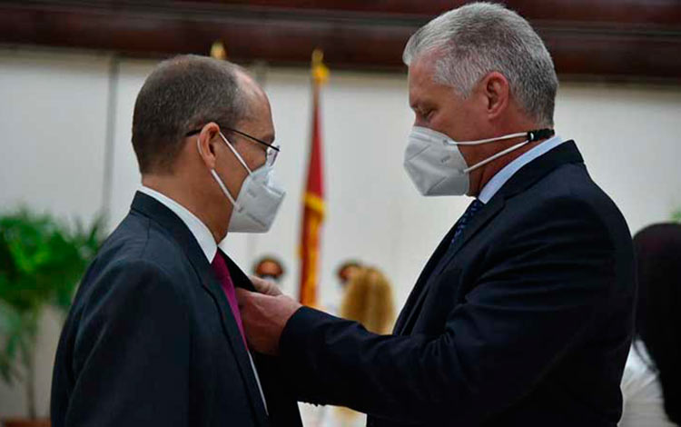 Presidente de la República de Cuba, Miguel Díaz-Canel Bermúdez, condecora con el título de Héroe del Trabajo a científicos cubanos. Presidente de la República de Cuba, Miguel Díaz-Canel Bermúdez, condecora con el título de Héroe del Trabajo a científicos cubanos.