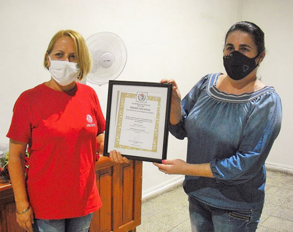 Diosdada Gálvez, autora principal de trabajo merecedor del Premio Nacional de la Academia de Ciencias de Cuba. Diosdada Gálvez, autora principal de trabajo merecedor del Premio Nacional de la Academia de Ciencias de Cuba.