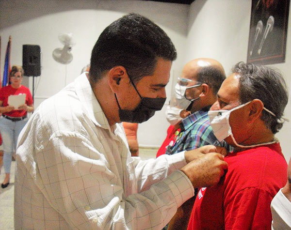 Imposición de la medalla Marcos Martí a cinco trabajadores del Inivit. Imposición de la medalla Marcos Martí a cinco trabajadores del Inivit.