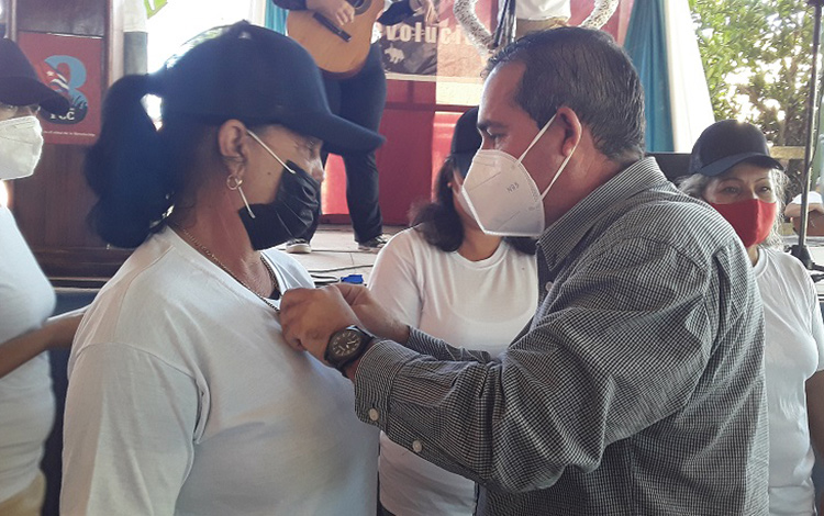 Imposición de la medalla Armando Mestre a trabajadores de la carpintería Constantino Pérez. Imposición de la medalla Armando Mestre a trabajadores de la carpintería Constantino Pérez.