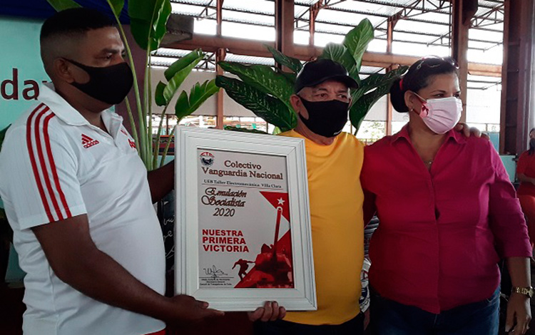 Entrega de la condición de Vanguardia Nacional a la Empresa Electromecánica de Villa Clara. Entrega de la condición de Vanguardia Nacional a la Empresa Electromecánica de Villa Clara.