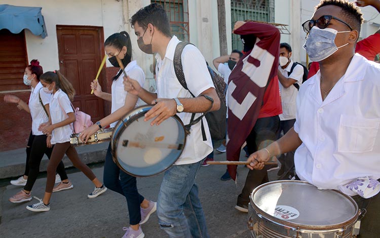 Alumnos de la Universidad de Ciencias Médicas de Villa Clara marchan en homenaje a los ocho estudiantes de Medicina fusilados por el régimen español el 27 de noviembre de 1871. Alumnos de la Universidad de Ciencias Médicas de Villa Clara marchan en homenaje a los ocho estudiantes de Medicina fusilados por el régimen español el 27 de noviembre de 1871.
