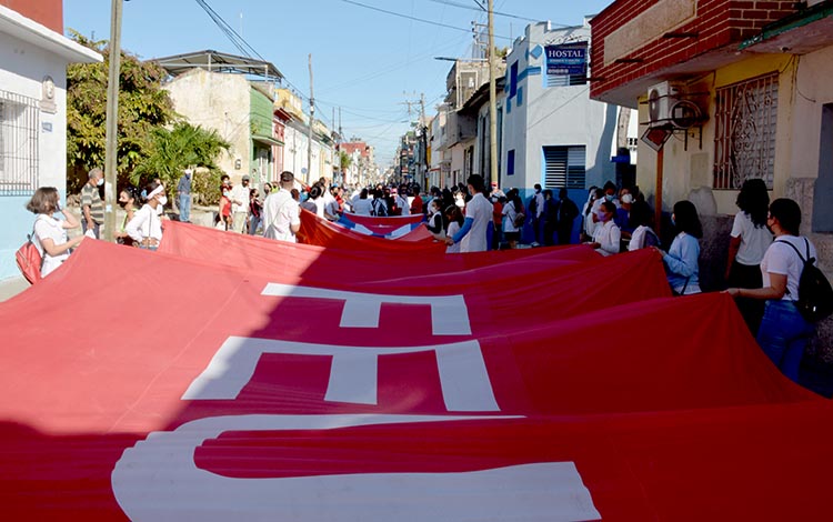 Bandera de la FEU en la marcha en homenaje a los ocho estudiantes de Medicina fusilados por el régimen español el 27 de noviembre de 1871. Bandera de la FEU en la marcha en homenaje a los ocho estudiantes de Medicina fusilados por el régimen español el 27 de noviembre de 1871.