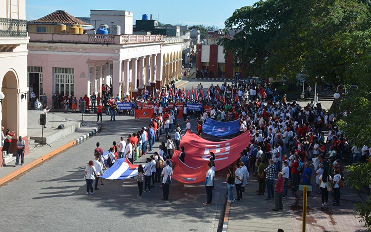 Alumnos de la Universidad de Ciencias Médicas de Villa Clara marchan en homenaje a los ocho estudiantes de Medicina fusilados por el régimen español el 27 de noviembre de 1871. Alumnos de la Universidad de Ciencias Médicas de Villa Clara marchan en homenaje a los ocho estudiantes de Medicina fusilados por el régimen español el 27 de noviembre de 1871.