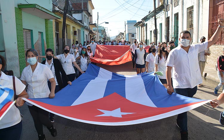Alumnos de la Universidad de Ciencias Médicas de Villa Clara marchan en homenaje a los ocho estudiantes de Medicina fusilados por el régimen español el 27 de noviembre de 1871. Alumnos de la Universidad de Ciencias Médicas de Villa Clara marchan en homenaje a los ocho estudiantes de Medicina fusilados por el régimen español el 27 de noviembre de 1871.
