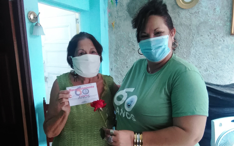 Gladys Fulgueiras Domínguez, muestra la postal que la reconoce entre las fundadoras de la FMC en Villa Clara Gladys Fulgueiras Domínguez, muestra la postal que la reconoce entre las fundadoras de la FMC en Villa Clara