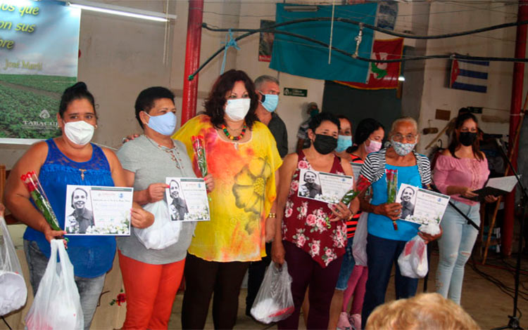 Reconocimiento a mujeres tabacaleras de Villa Clara. Reconocimiento a mujeres tabacaleras de Villa Clara.