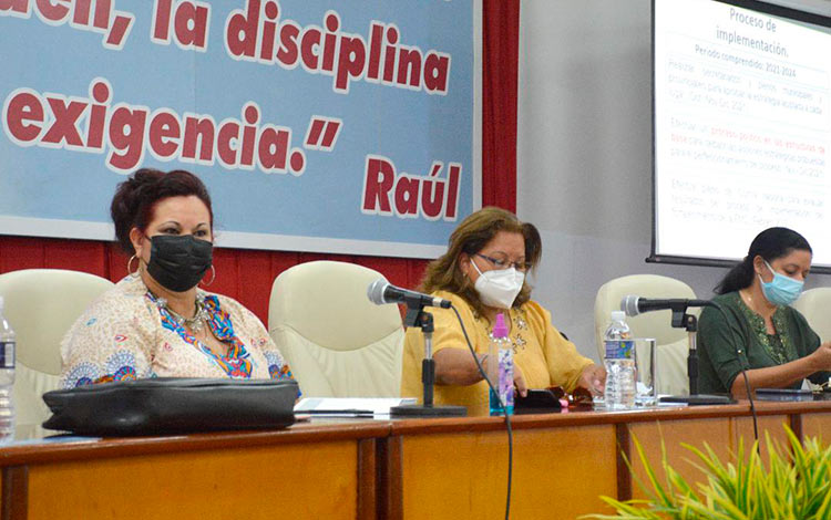 Teresa Amarelle Boué, secretaria general de la FMC, preside el seminario nacional de la organización en Villa Clara. Teresa Amarelle Boué, secretaria general de la FMC, preside el seminario nacional de la organización en Villa Clara.