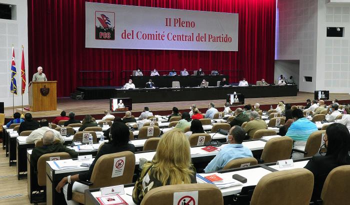 Miguel Díaz-Canel Bermúdez, primer secretario del Partido, pronuncia el discurso de clausura del II Pleno del Comité Central del PCC. Miguel Díaz-Canel Bermúdez, primer secretario del Partido, pronuncia el discurso de clausura del II Pleno del Comité Central del PCC.