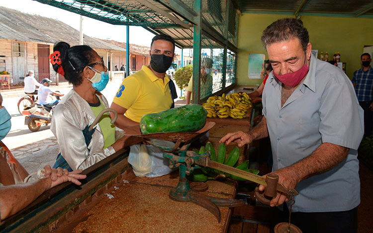 Plaza del mercado en Quemado de Gí¼ines. Plaza del mercado en Quemado de Gí¼ines.