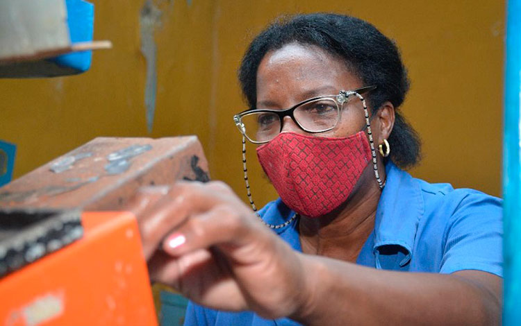 Elvira Sánchez López, la única mujer en Cuba y Latinoamérica dedicada al control ultrasónico de todas las juntas o unión soldada entre dos carriles Elvira Sánchez López, la única mujer en Cuba y Latinoamérica dedicada al control ultrasónico de todas las juntas o unión soldada entre dos carriles