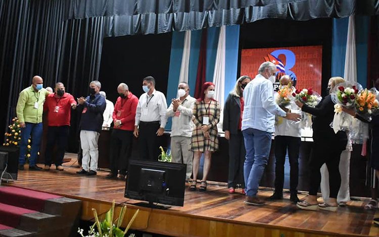 Miguel Díaz-Canel Bermúdez, primer secretario del Comité Central del Partido, felicita a los miembros del nuevo Buró Provincial del Partido en Villa Clara.