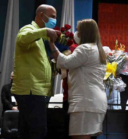 Osnay Miguel Colina y Yudí Rodríguez, nuevo secretario y secretaria saliente del Comité Provincial del Partido en Villa Clara. Osnay Miguel Colina y Yudí Rodríguez, nuevo secretario y secretaria saliente del Comité Provincial del Partido en Villa Clara.
