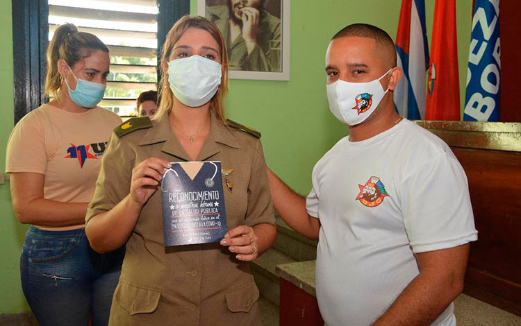 Jefes de servicio del hospital militar Comandante Manuel Fajardo Rivero, de Villa Clara, reciben el reconocimiento de la Unión de Jóvenes Comunistas. Jefes de servicio del hospital militar Comandante Manuel Fajardo Rivero, de Villa Clara, reciben el reconocimiento de la Unión de Jóvenes Comunistas.