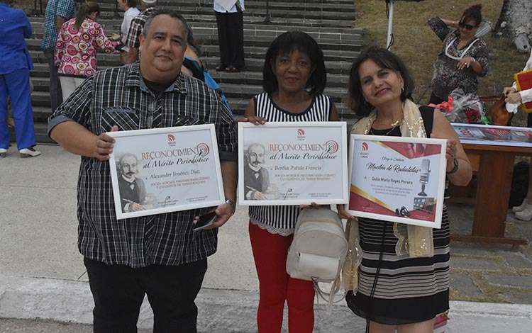 En la jornada, Dalia Reyes Perera se hizo acreedora del reconocimiento Maestro de Radialista; mientras Berta Pulido Francia y Alexander Jiménez Díaz, merecieron el reconocimiento al Mérito Periodístico. En la jornada, Dalia Reyes Perera se hizo acreedora del reconocimiento Maestro de Radialista; mientras Berta Pulido Francia y Alexander Jiménez Díaz, merecieron el reconocimiento al Mérito Periodístico.
