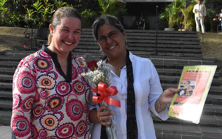 La conductora del noticiero Patria, Minoska Cadalso Navarro, también corresponsal de Radio Rebelde en Villa Clara, recibió el Premio Provincial de Periodismo Roberto González Quesada por la Obra de la Vida. La conductora del noticiero Patria, Minoska Cadalso Navarro, también corresponsal de Radio Rebelde en Villa Clara, recibió el Premio Provincial de Periodismo Roberto González Quesada por la Obra de la Vida.