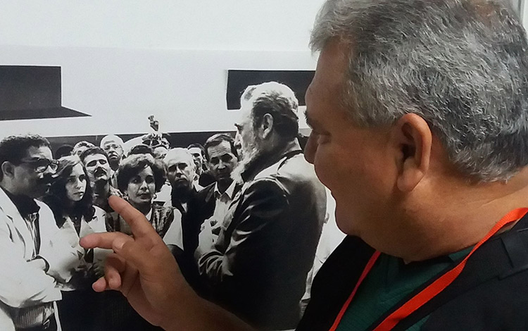 Jesús ílvarez López muestra una foto en la que aparece cerca de Fidel. Jesús ílvarez López muestra una foto en la que aparece cerca de Fidel.