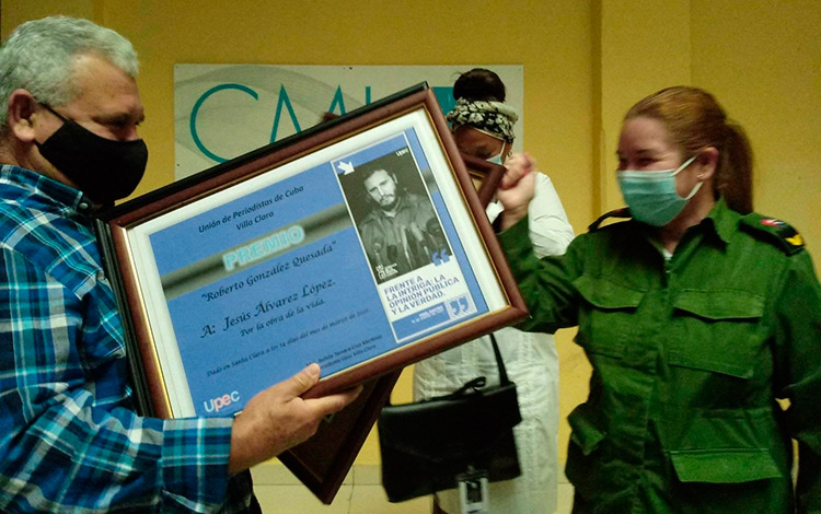 Jesús ílvarez López recibe reconocimiento en el Día de la Prensa Cubana. Jesús ílvarez López recibe reconocimiento en el Día de la Prensa Cubana.