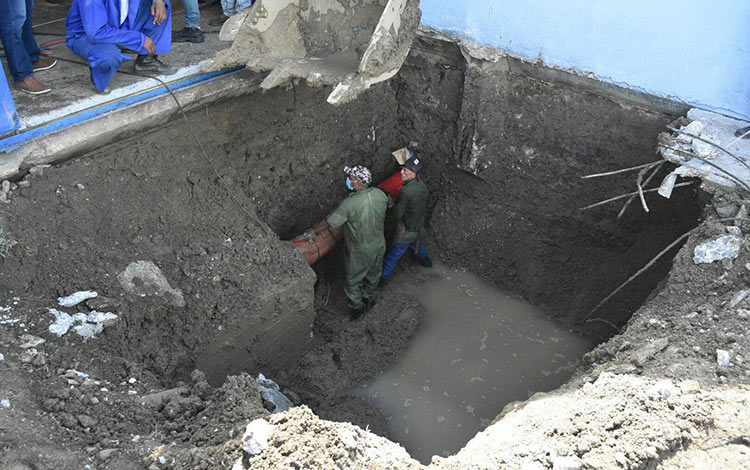 Excavación para realizar soldadura de conductora. Excavación para realizar soldadura de conductora.