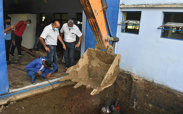 Gobernador de Villa Clara, Alberto López Díaz, chequea labores en la Estación de Bombeo Presa Minerva. Gobernador de Villa Clara, Alberto López Díaz, chequea labores en la Estación de Bombeo Presa Minerva.