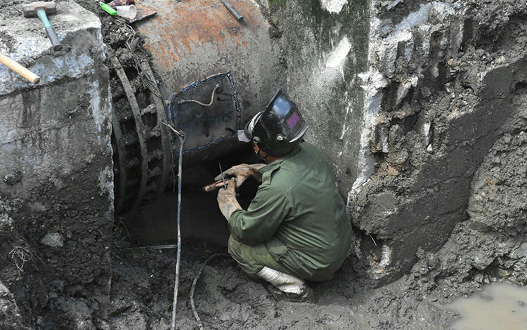 Labores de reparación en las conductoras de la Estación de Bombeo Presa Minerva. Labores de reparación en las conductoras de la Estación de Bombeo Presa Minerva.