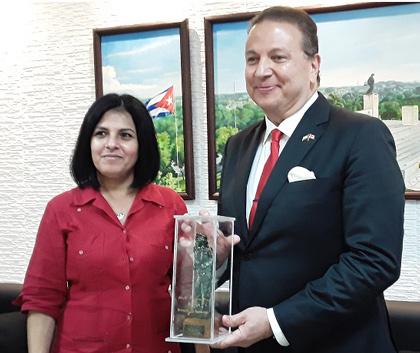 Milaxys Sánchez Armas, vicegobernadora de la provincia, entregó al embajador de Egipto una réplica de la estatua del Che. Milaxys Sánchez Armas, vicegobernadora de la provincia, entregó al embajador de Egipto una réplica de la estatua del Che.